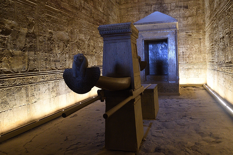 23 MAK_6284.jpg - L'ultima “segreta” stanza, contiene il tabernacolo monolitico in granito, davanti è possibile osservare una copia identica della barca solare utilizzata per le processioni, mentre l’originale è conservata al Louvre di Parigi.